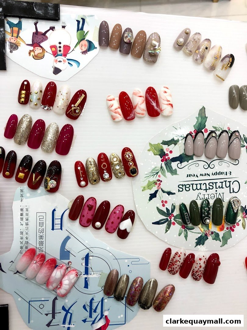 A variety of beautifully designed artificial nails are displayed, showcasing different colors and festive themes.